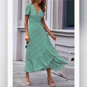 🆕 PRETTY GARDEN | Daisy Floral Wrap Dress, Size, Large